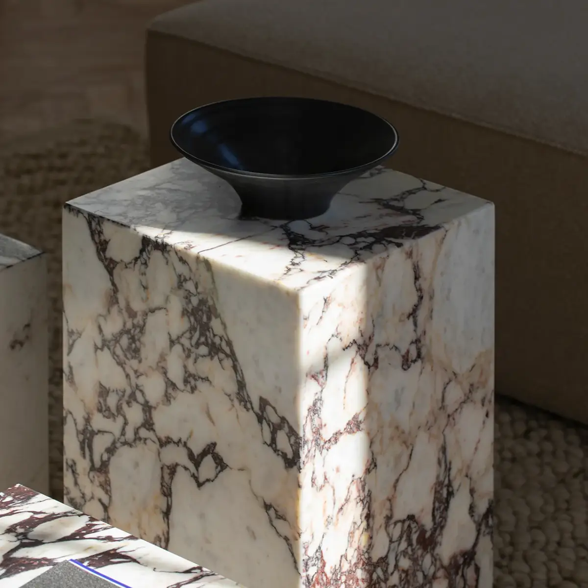 Plinth sidebord i marmor, høyt, Calacatta Viola