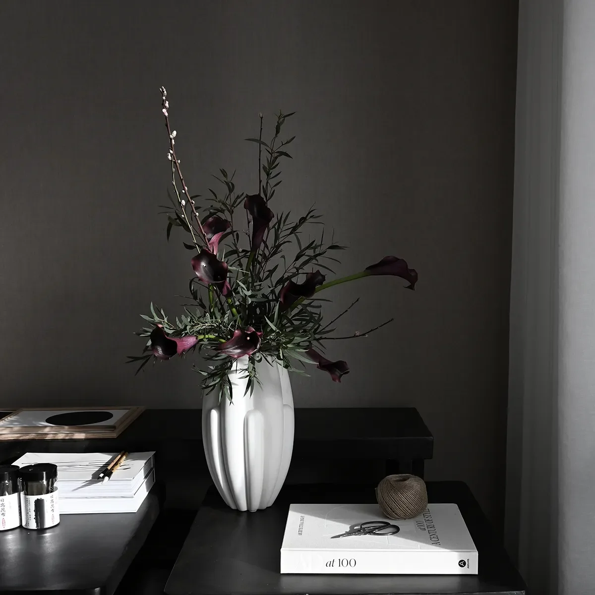 Håndlaget vase Bloom Slim Mini Bone White H34 cm
