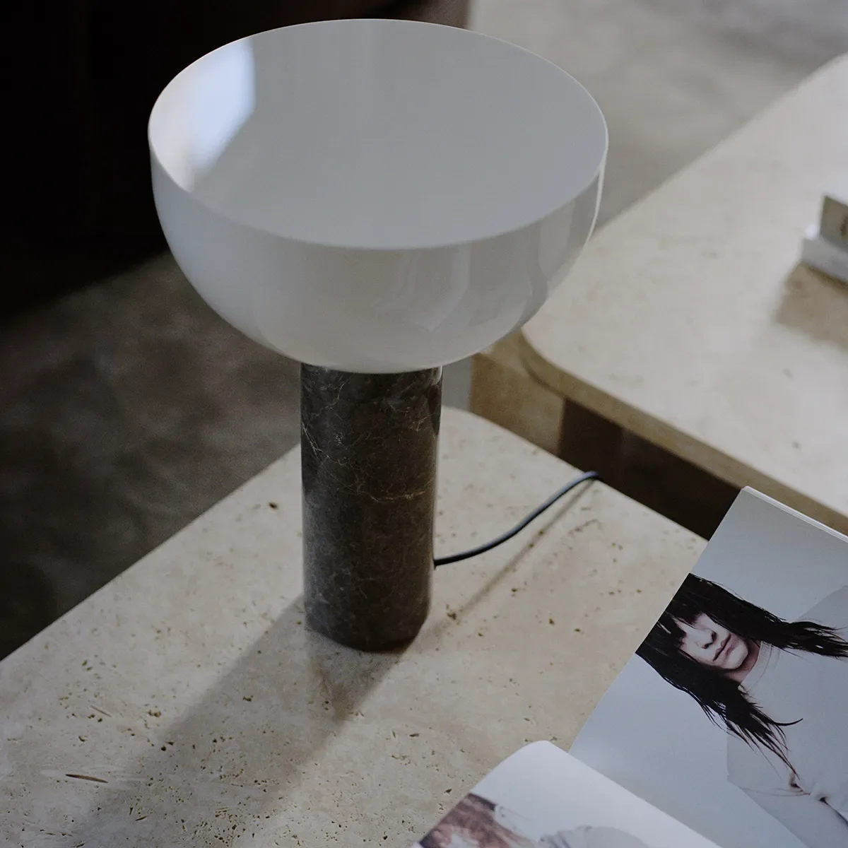 Kizu Bordlampe Large Sort Marble EU