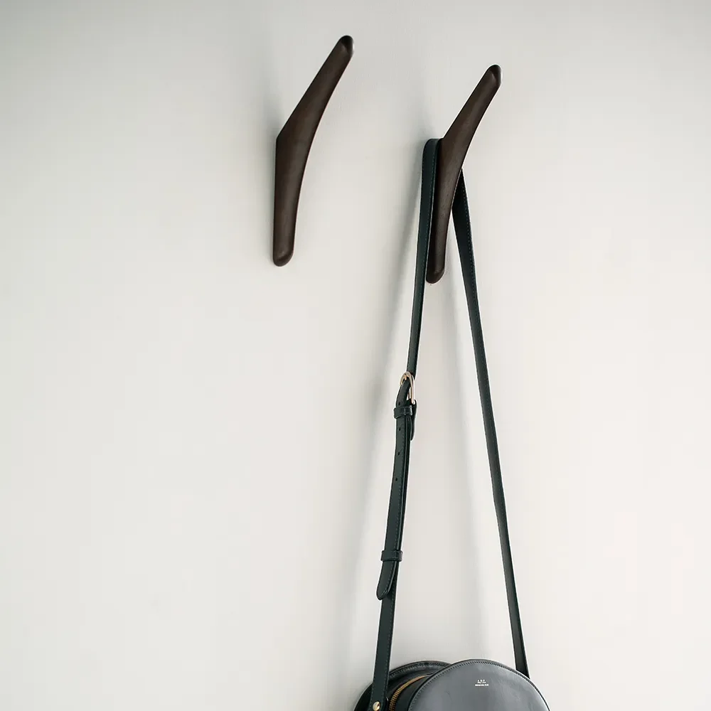  PI henger vegg lakkert mørkebrun mahogni