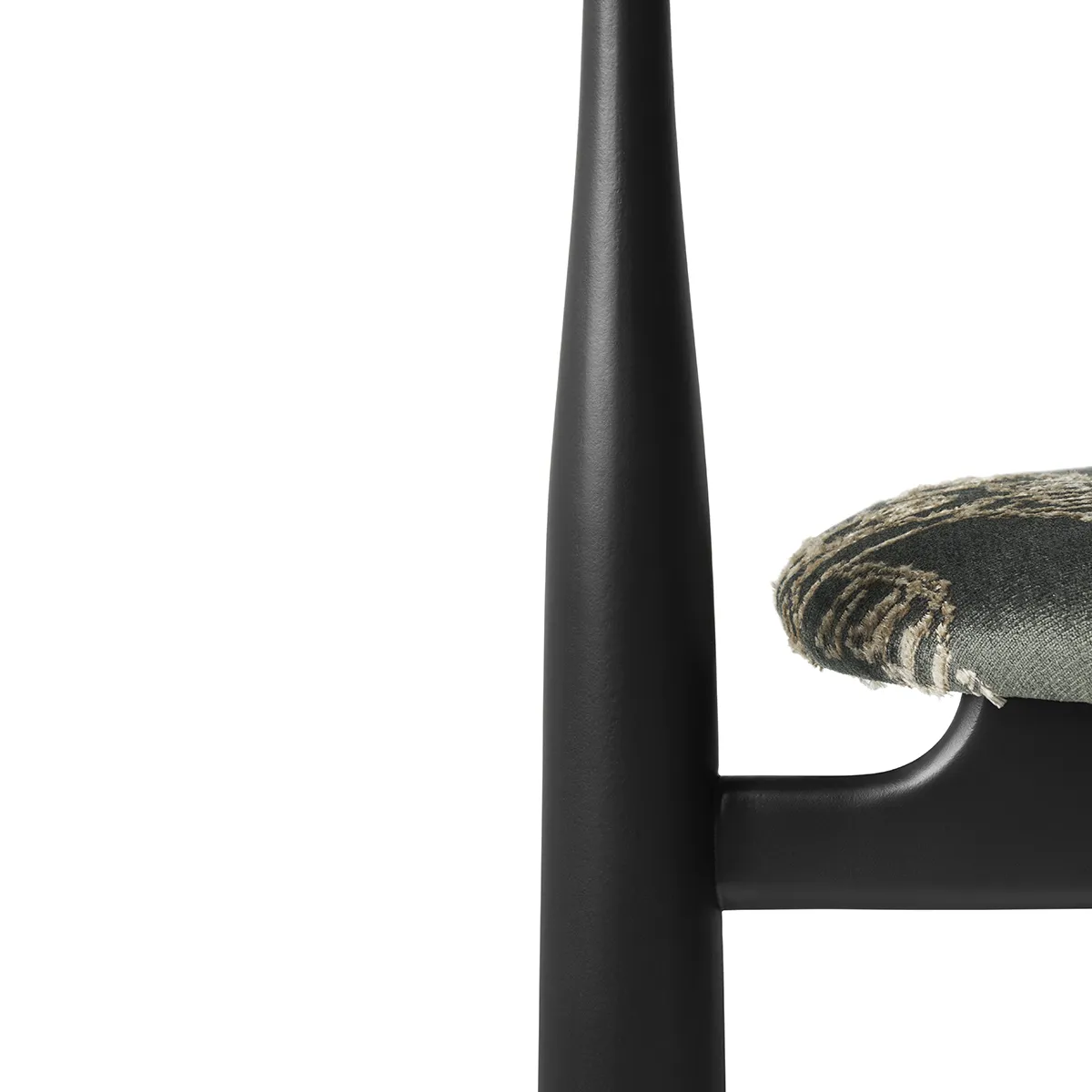 Spisestol Bukowski Black Dedar Tiger Mountain med armlener