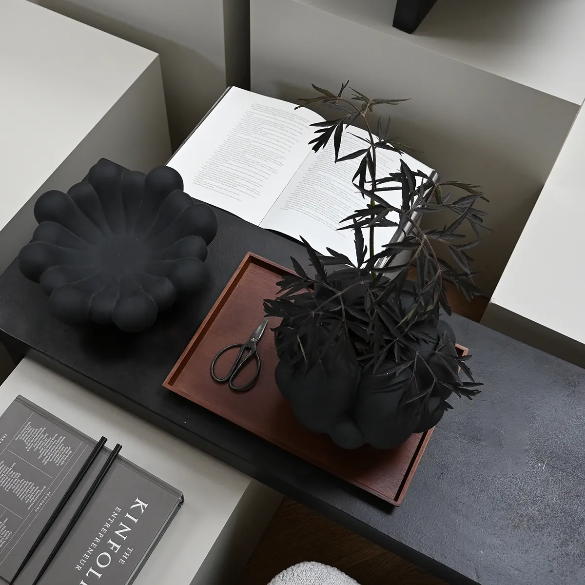Håndlaget vase Bloom Petit Black H18 cm