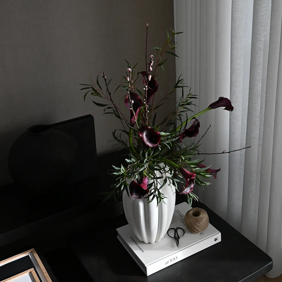 Håndlaget vase Bloom Slim Mini Bone White H34 cm
