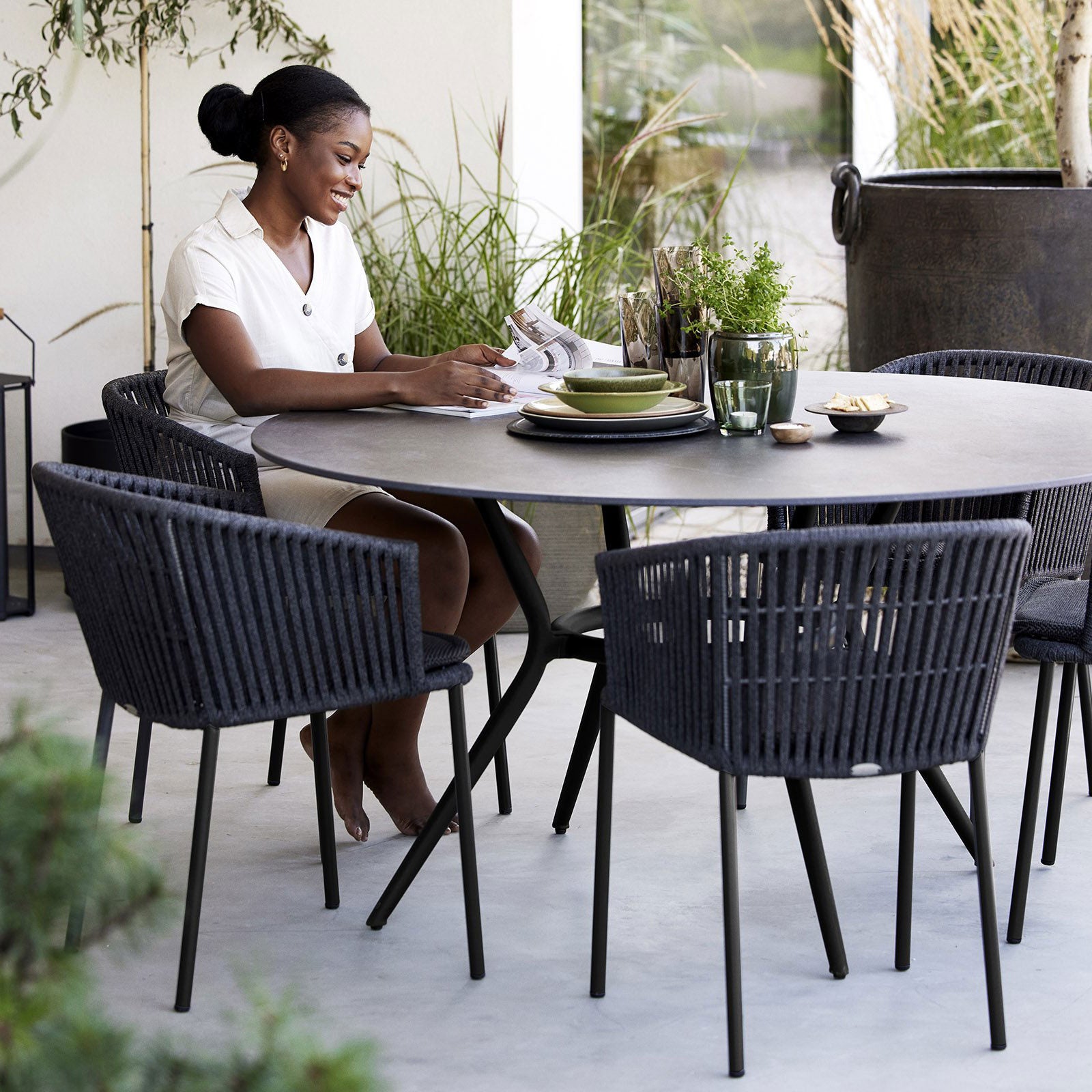 Moments Armlenestol Mørkgrå