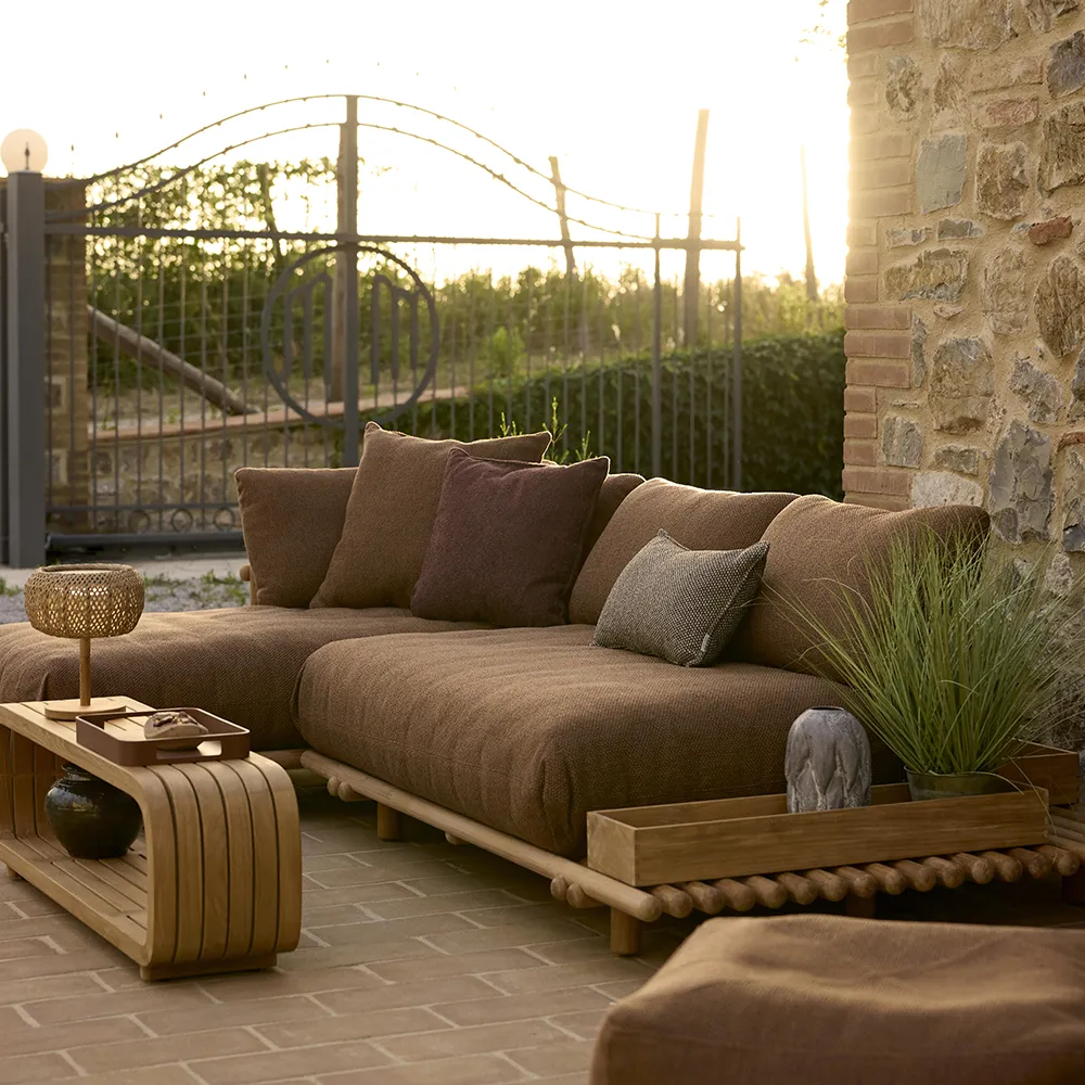 Sticks sofa m/ sjeselong Teak/desert sand