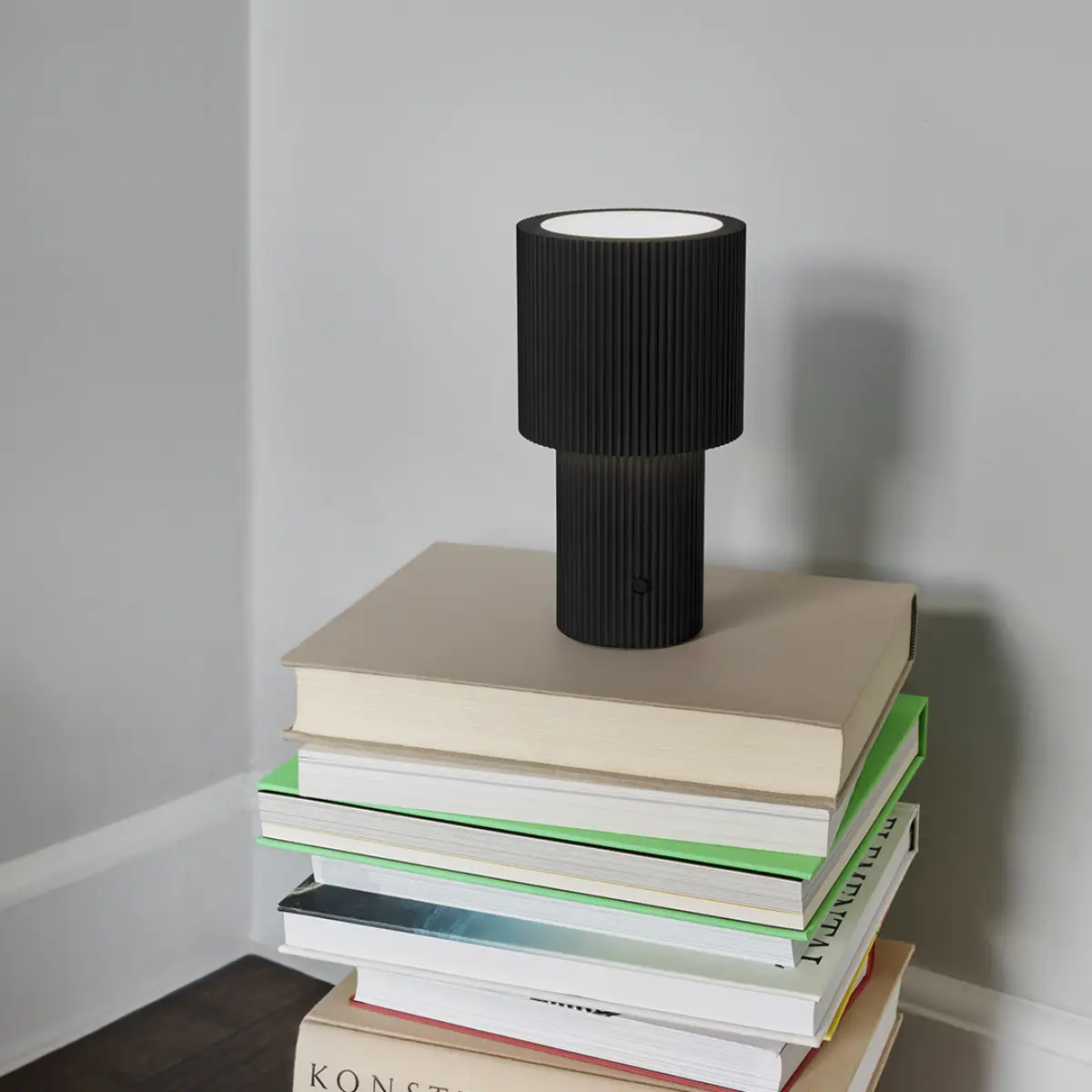 Iluma bærbar bordlampe Ø12,2 x H22,1 cm Metall Jet Black