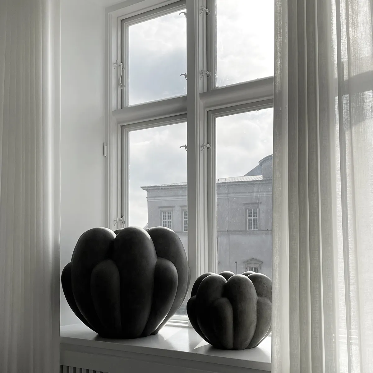 Håndlaget vase Bloom Mini Dark Grey H27 cm