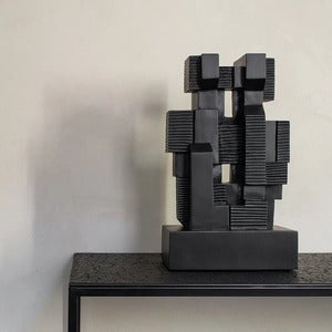  Block skulptur svart lakkert mahogni