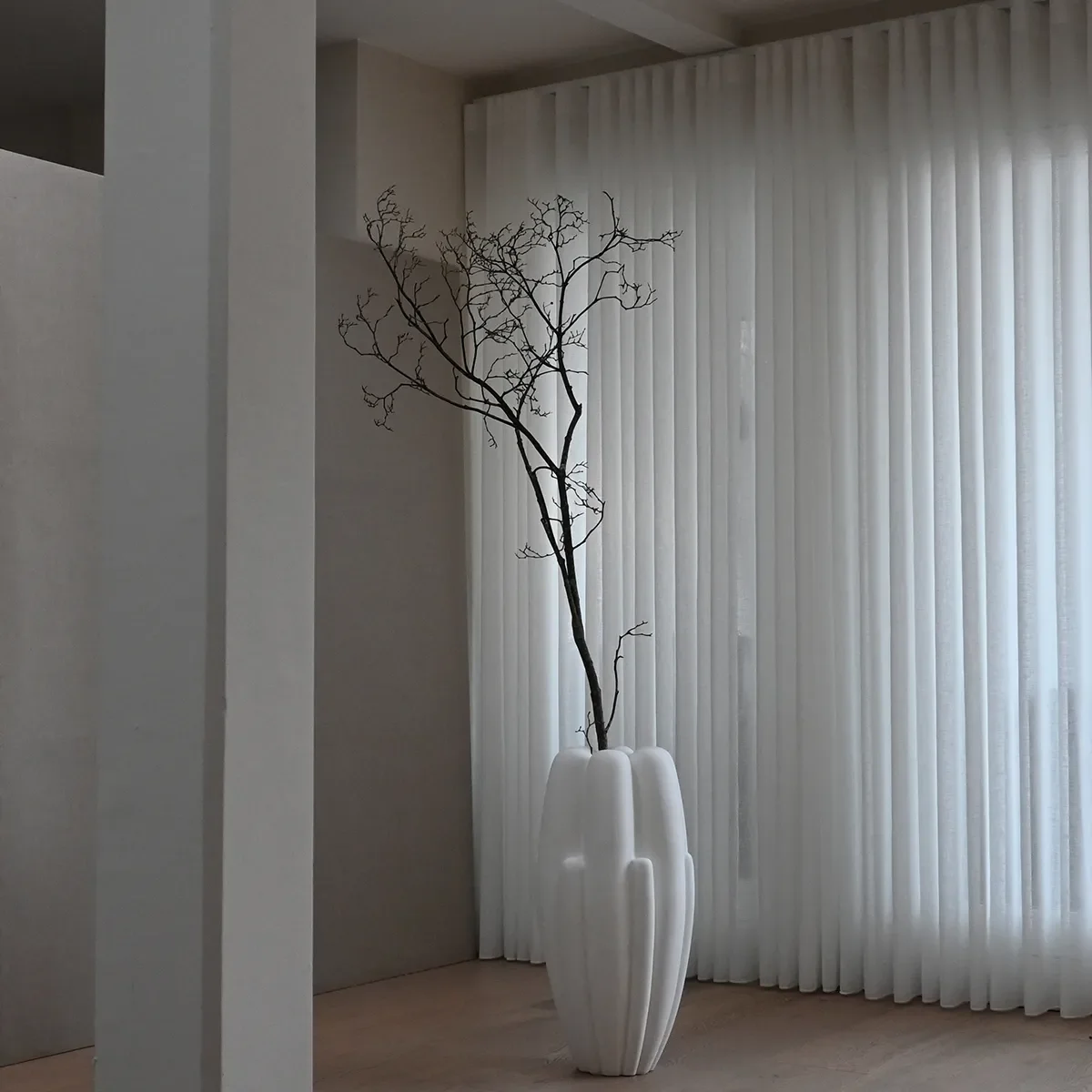 Håndlaget vase Bloom Slim Big Bone White H68 cm