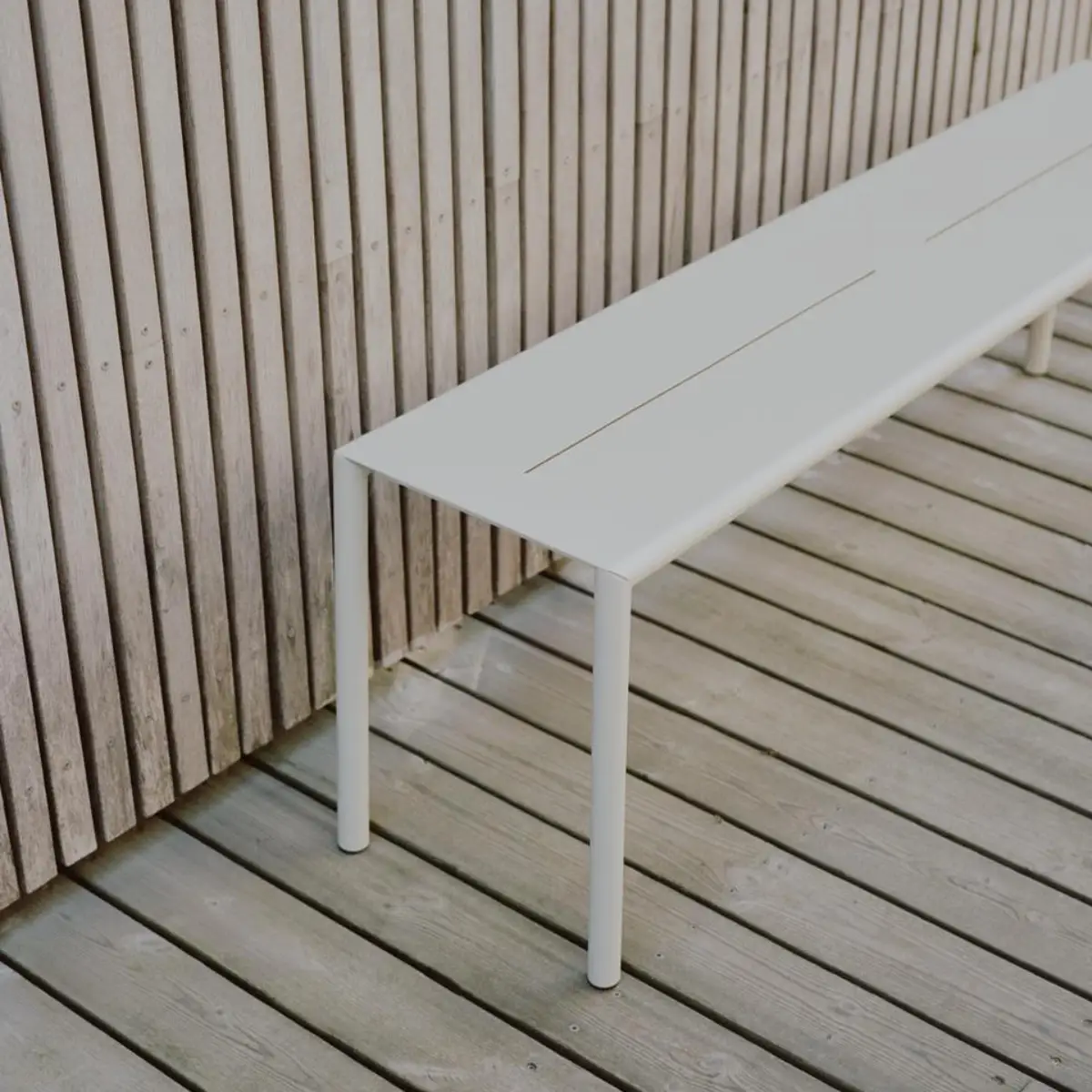 May Benk 140 x 35 Lysegrå