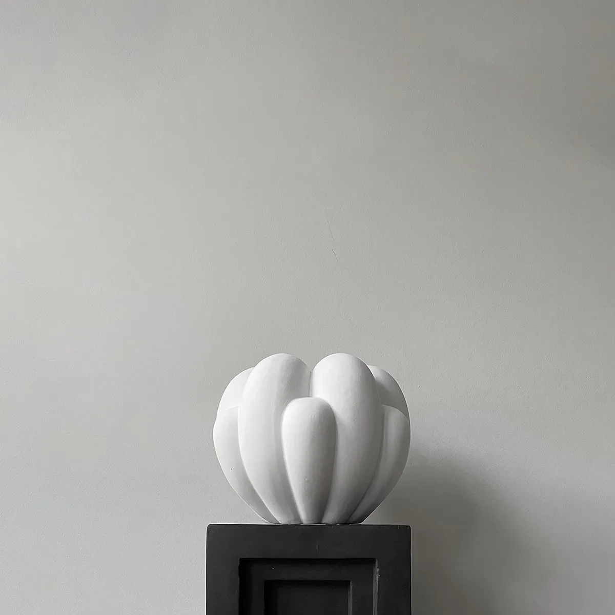 Håndlaget vase Bloom Mini Bone White H27 cm