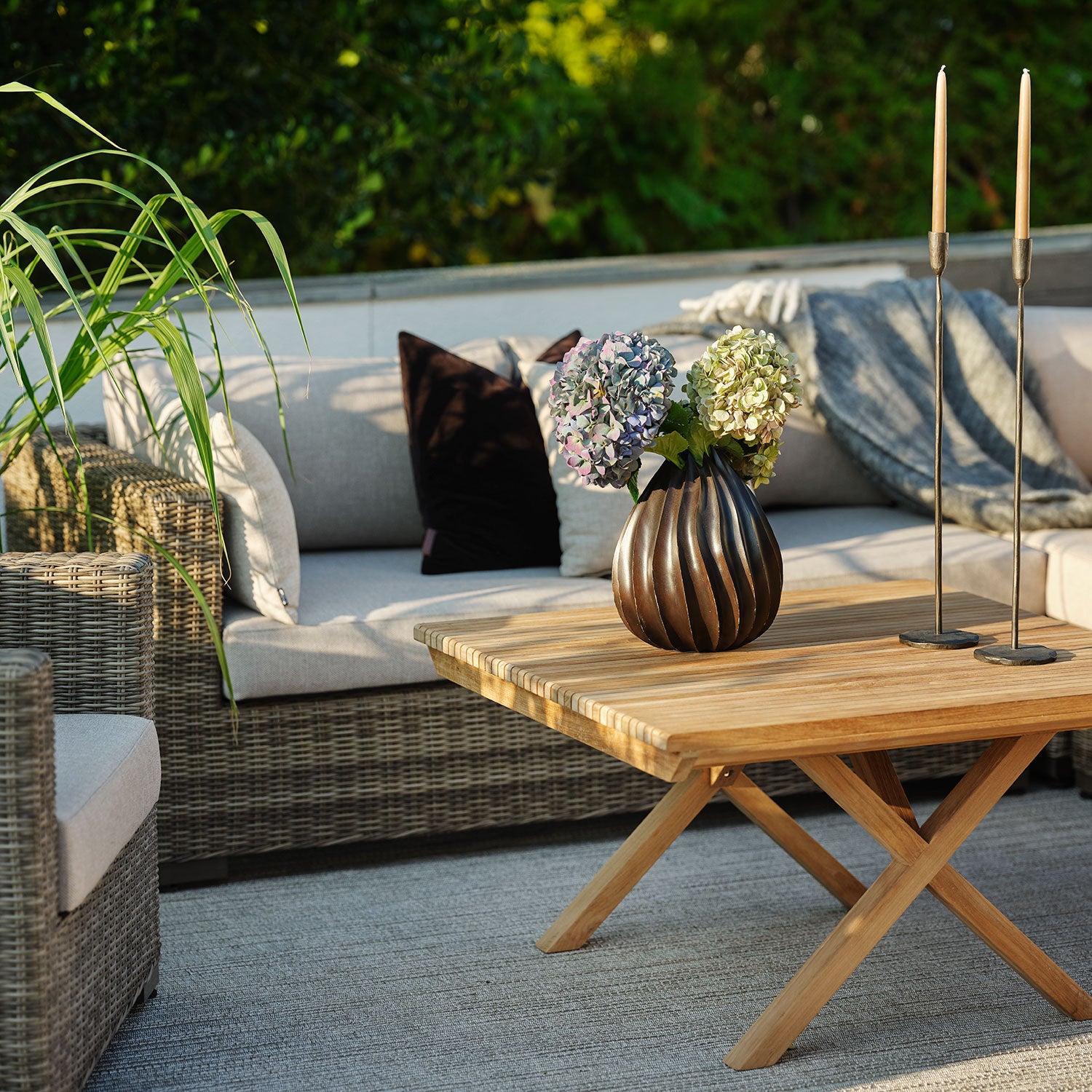 Ninja 3-seters sofa i rustikk kunstrotting inkludert vannavstøtende puter