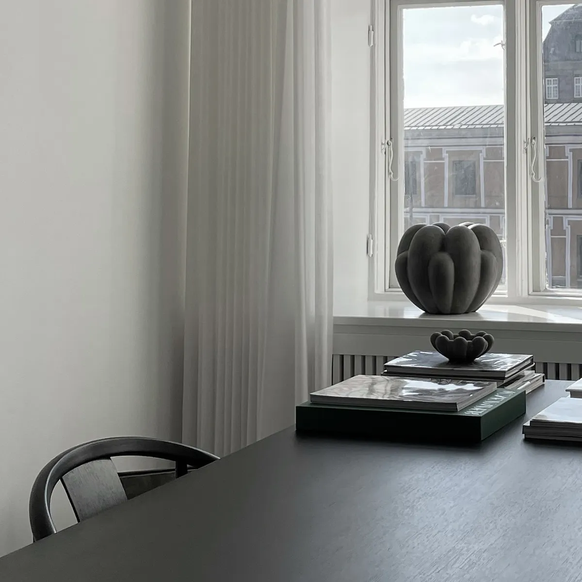 Håndlaget vase Bloom Mini Dark Grey H27 cm