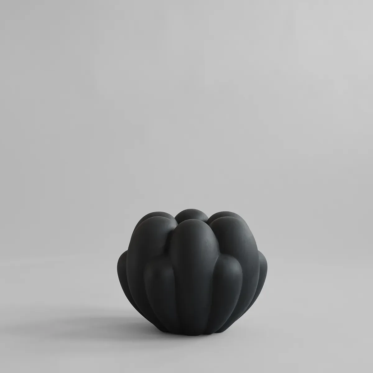 Håndlaget vase Bloom Mini Black H27 cm