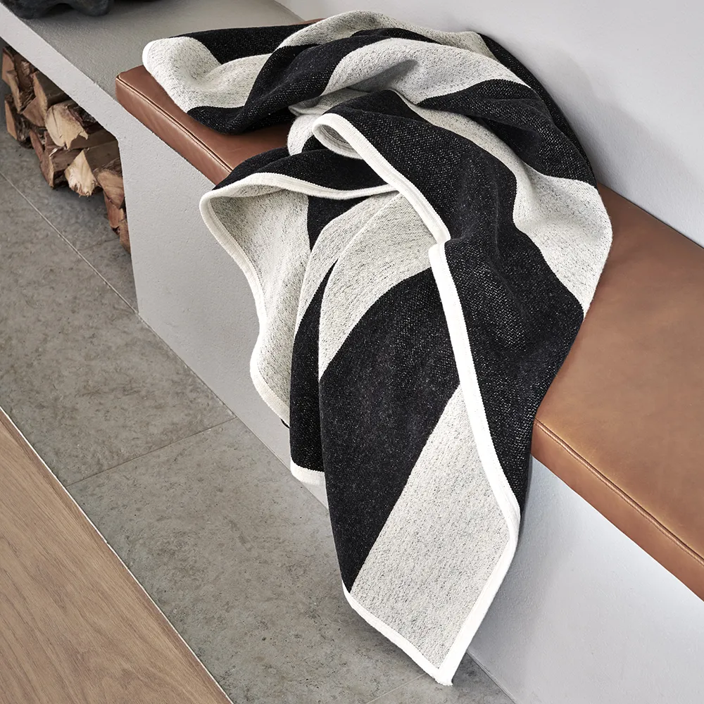 Bob pledd Black/ Vanilla 140 x 180 cm
