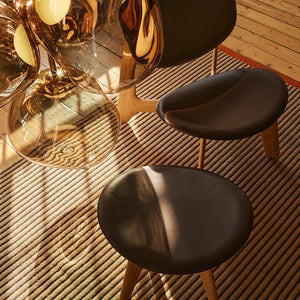 Slab ottoman natur svart skinn