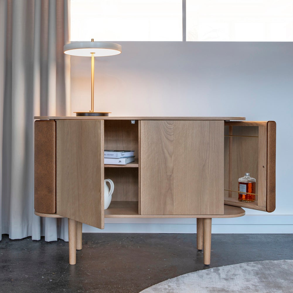 Treasures skap med 2 dører i eik/brown faux leather