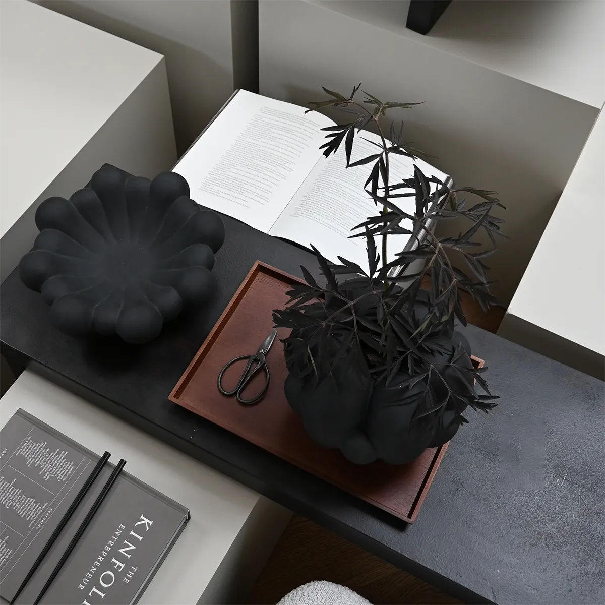 Håndlaget Dekorasjonsskål Bloom Black Ø 28,5 cm