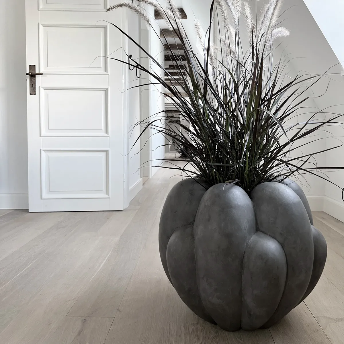 Håndlaget vase Bloom Big Dark Grey H44 cm