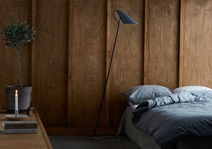 Vincent Gulvlampe Svart teksturert/betongteksturert