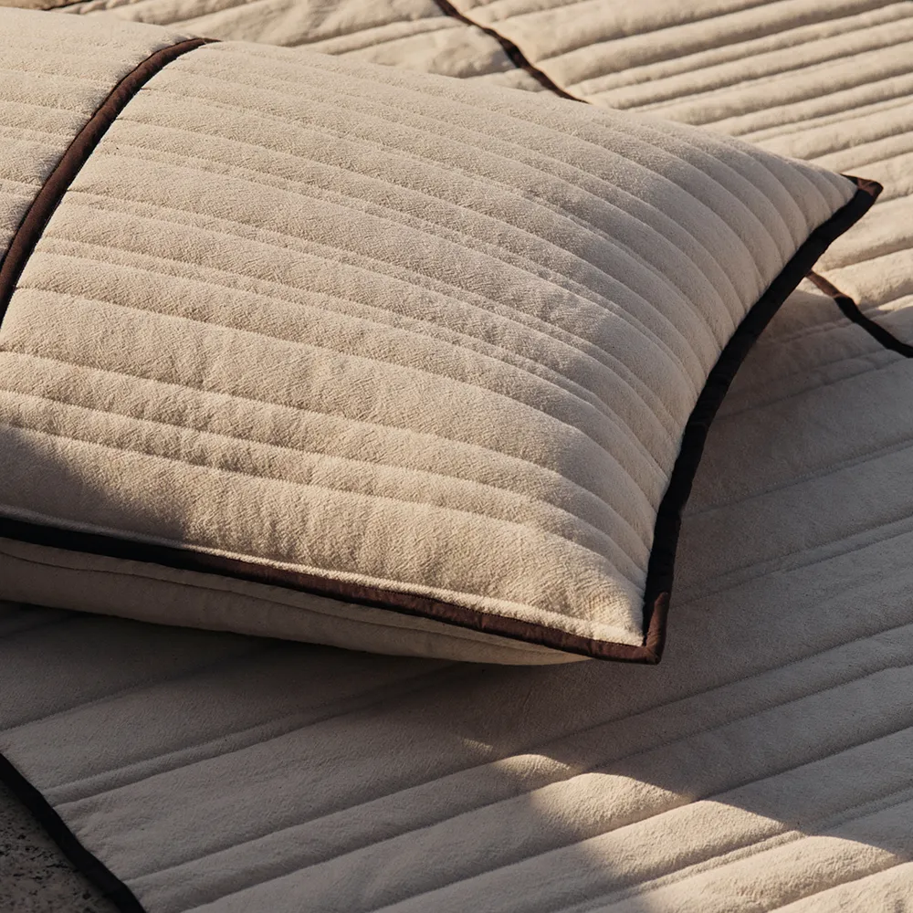 Quilted pyntepute i økologisk bomull Vari