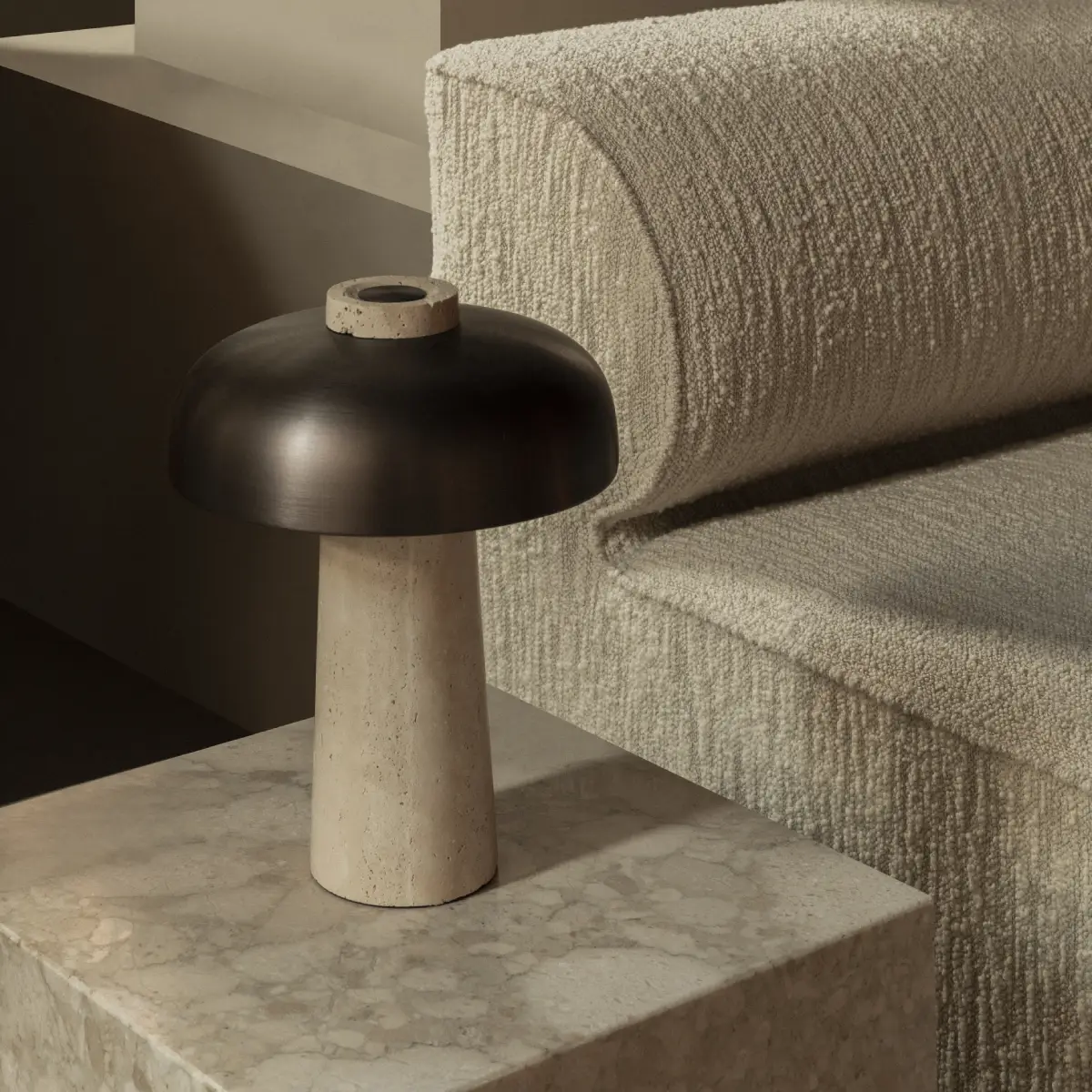 Reverse bordlampe, travertin, sand/bronsebelagt aluminium