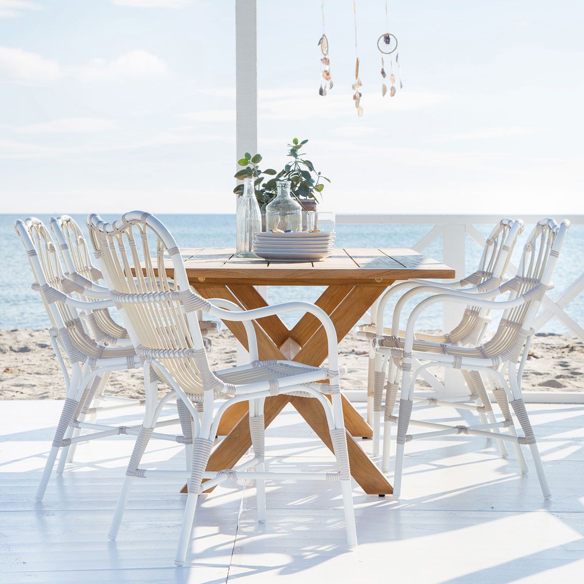 Margret armlenestol i hvit / beige kunstrotting