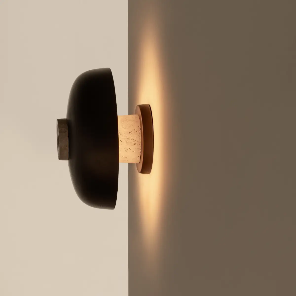 Reverse vegglampe Travertine, sand/aluminium, bronsefarget
