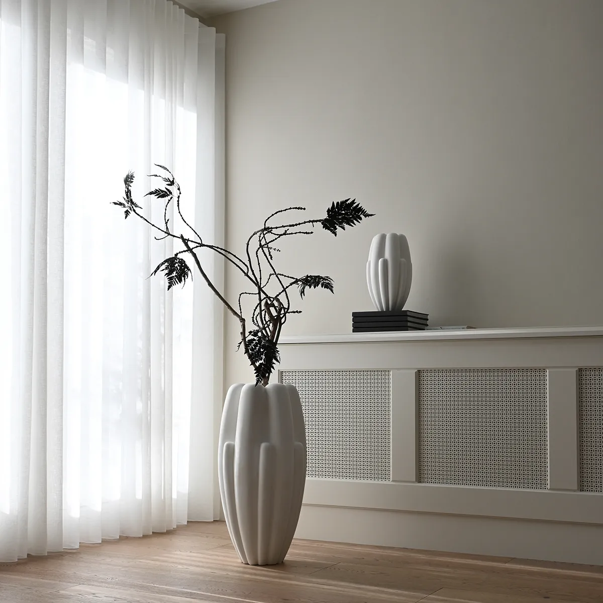 Håndlaget vase Bloom Slim Mini Bone White H34 cm