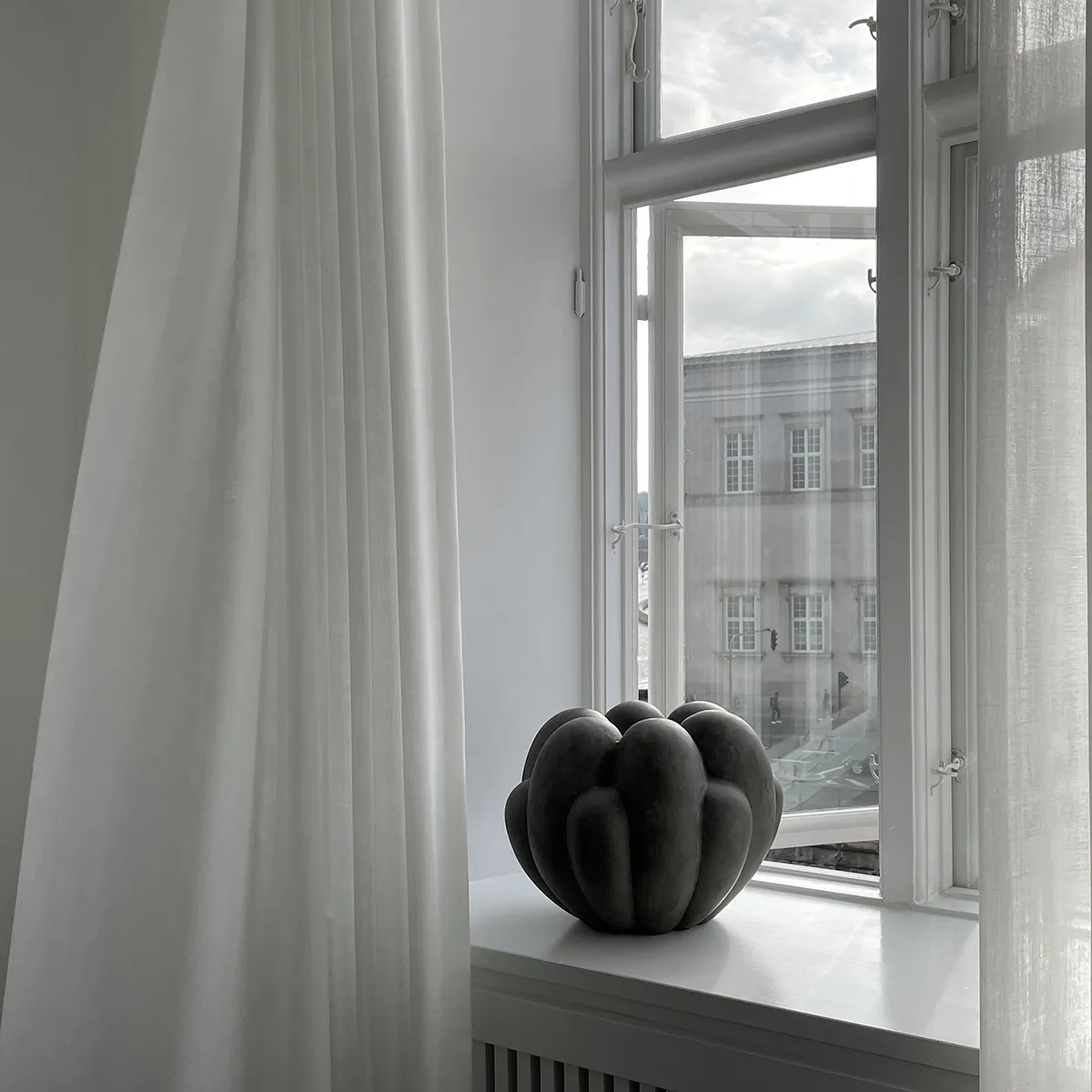Håndlaget vase Bloom Mini Dark Grey H27 cm
