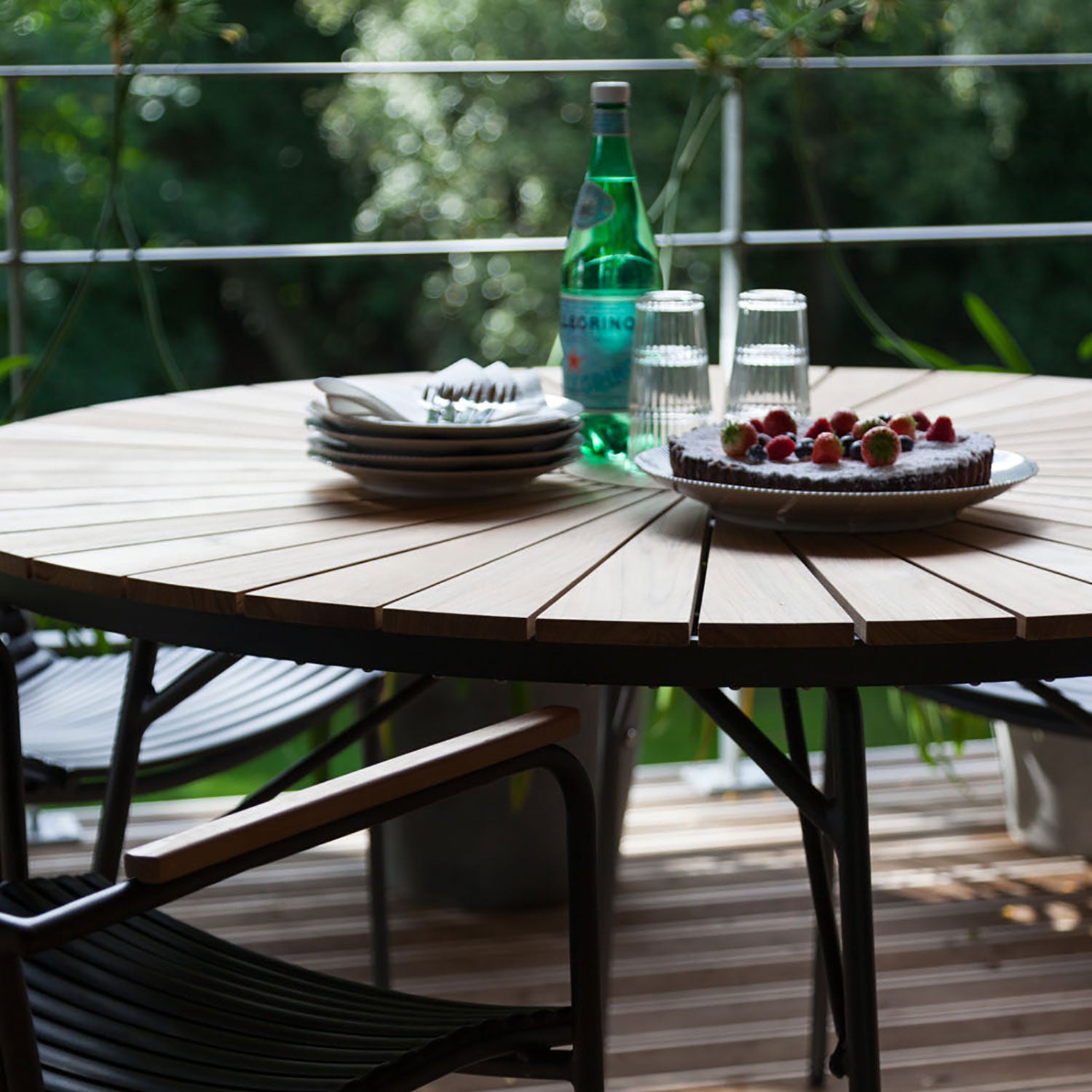 Hard & Ellen 130 cm havebord antracit/teaktræ 