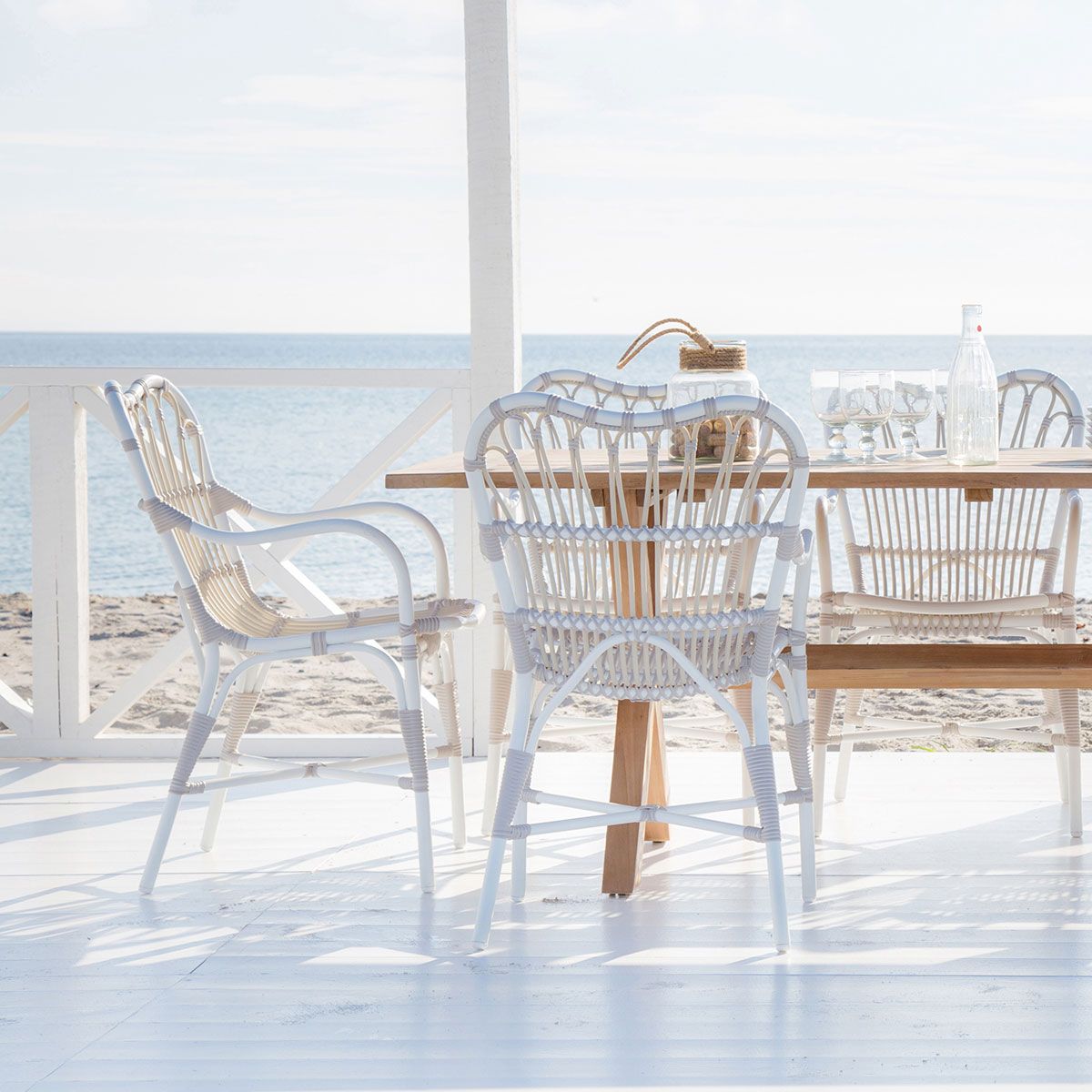 Margret armlenestol i hvit / beige kunstrotting