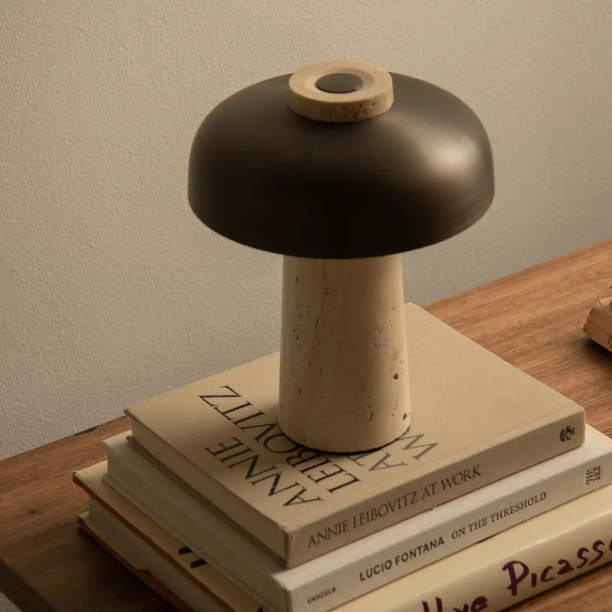 Reverse bærbar bordlampe Travertine, Sand/Alu., Bronzed