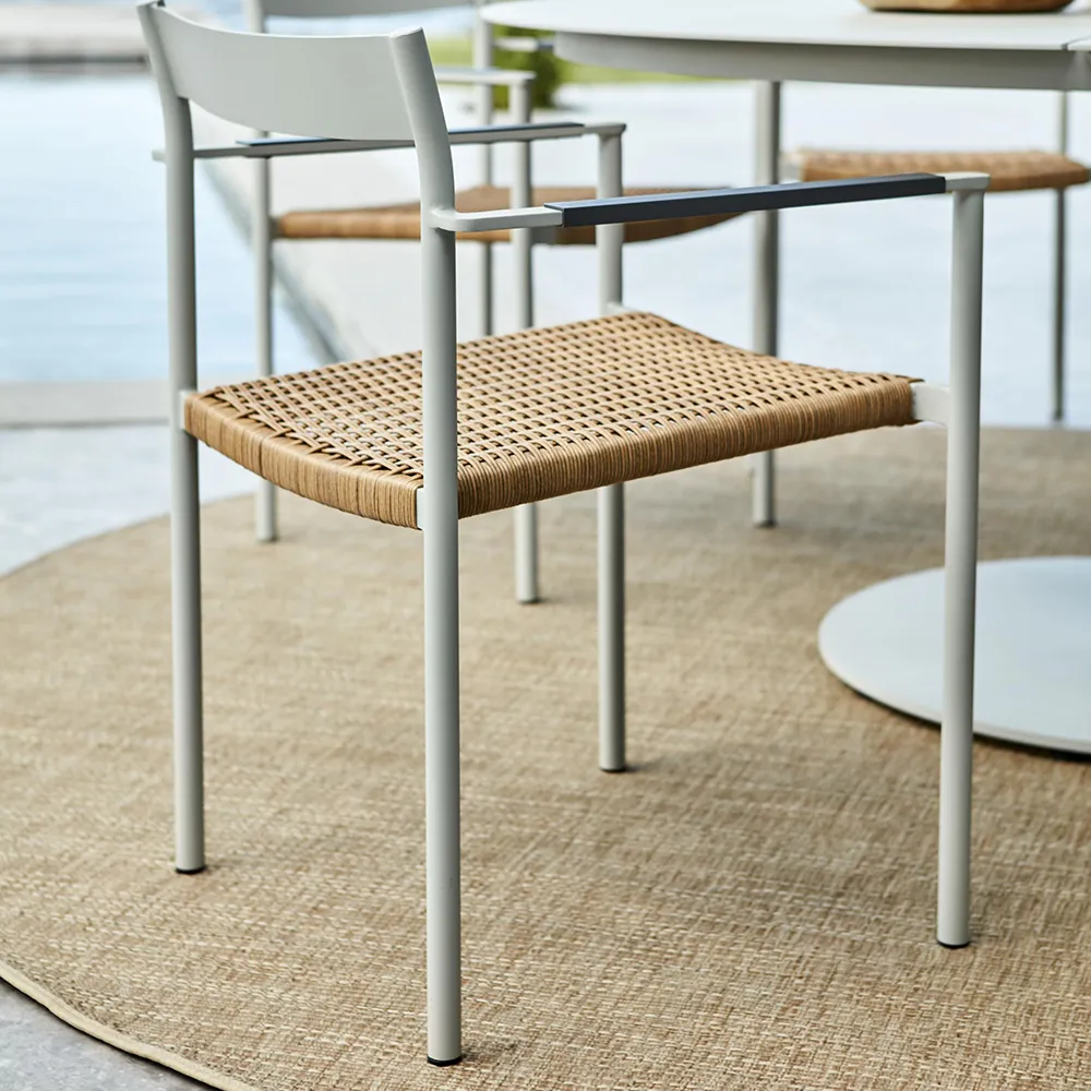 DK Stol med armlene light grey 