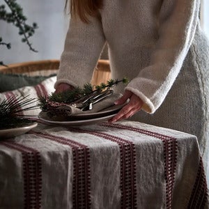 NOEL Duk rød/linnegrå 350x140 cm