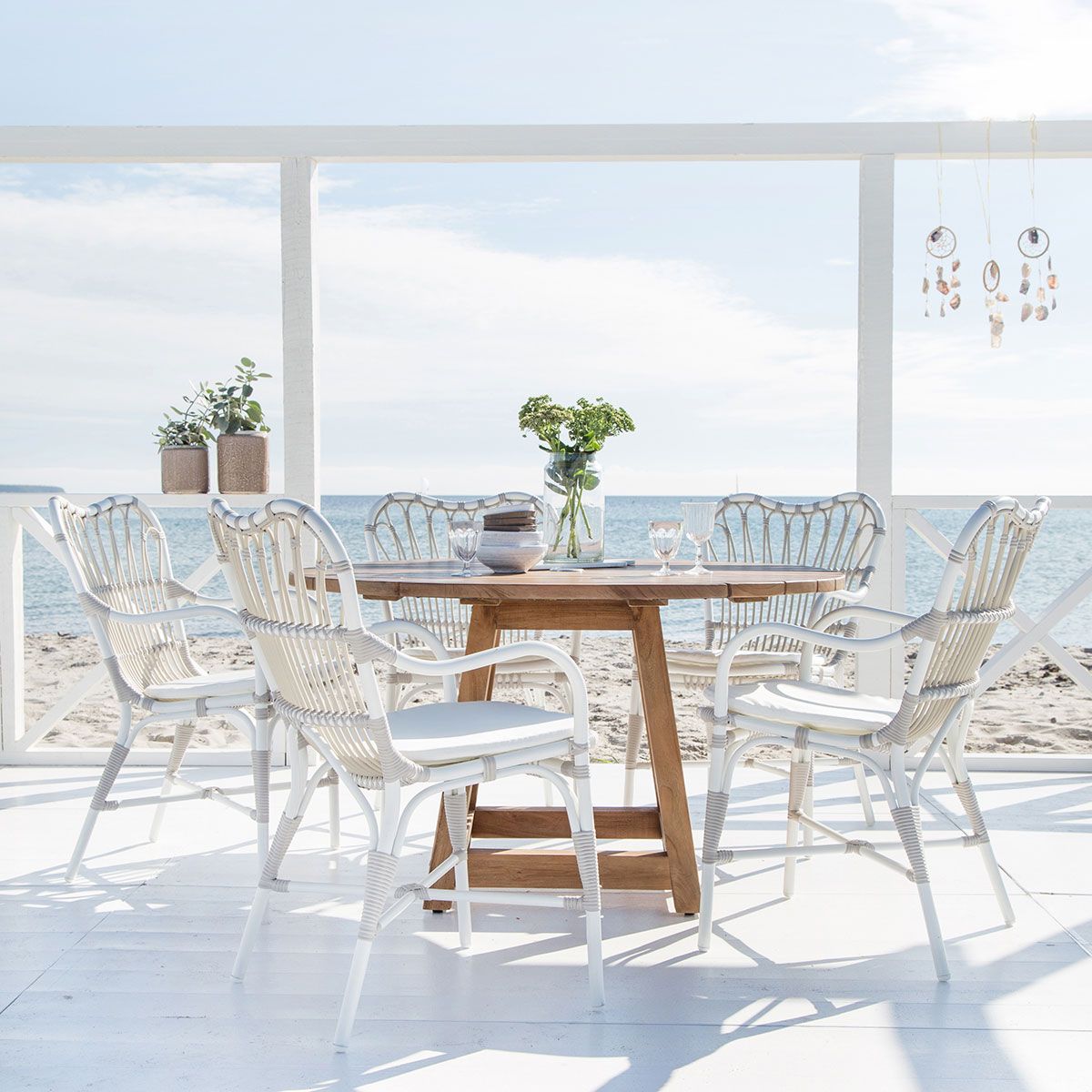 Margret armlenestol i hvit / beige kunstrotting