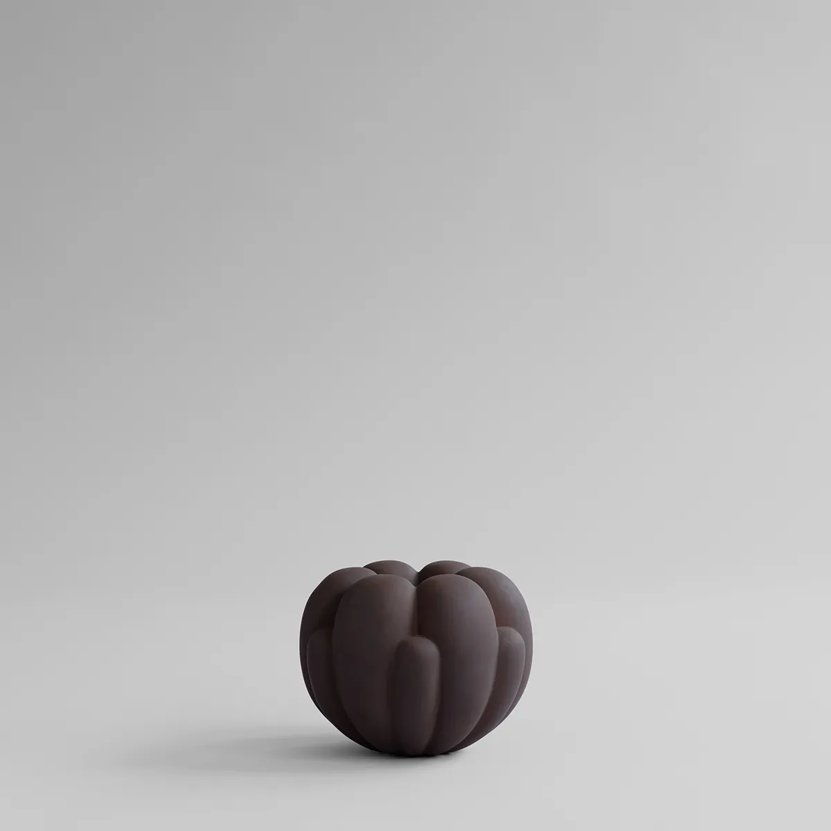 Håndlaget vase Bloom Petit Chocolate Brown H18 cm