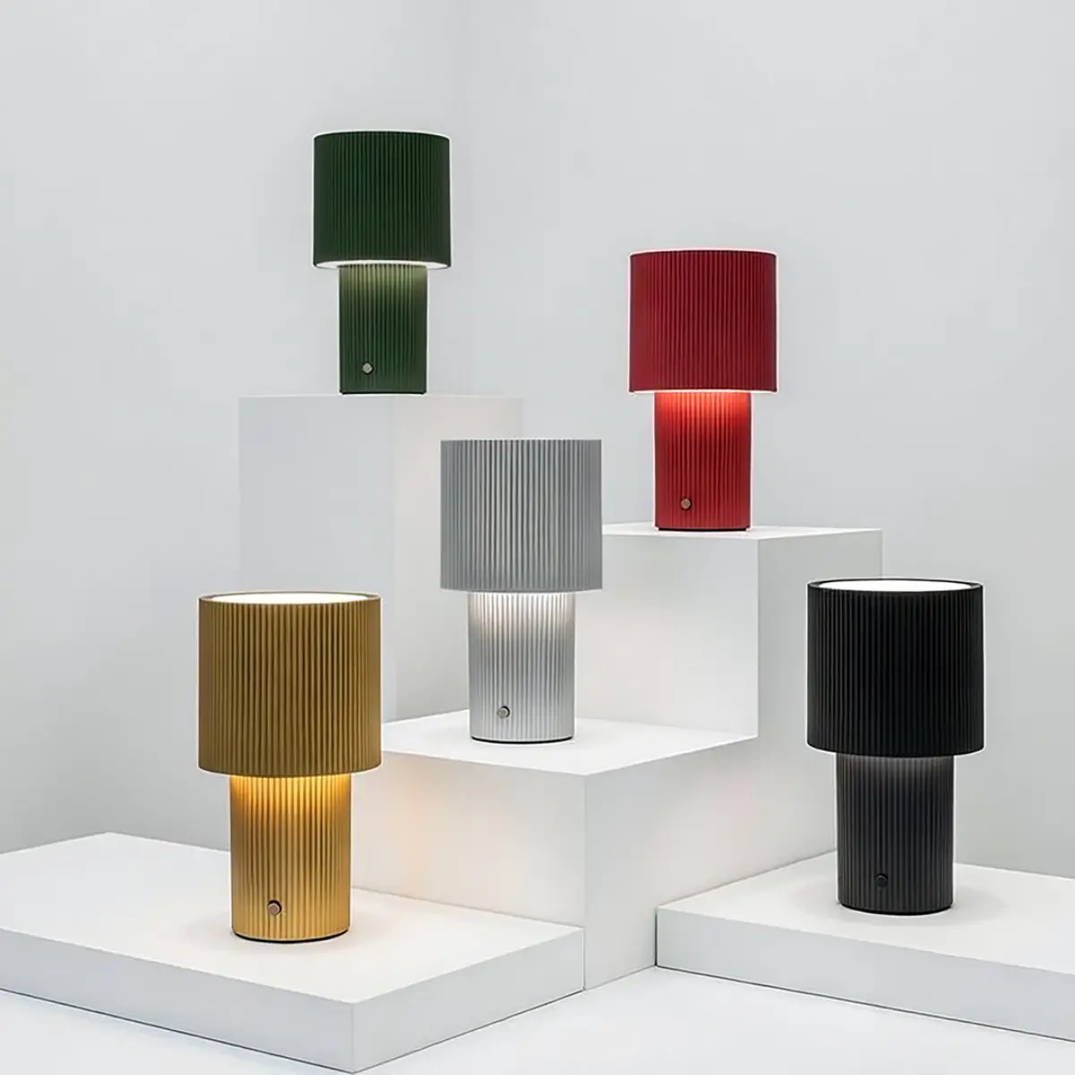 Iluma bærbar bordlampe Ø12,2 x H22,1 cm metall rød