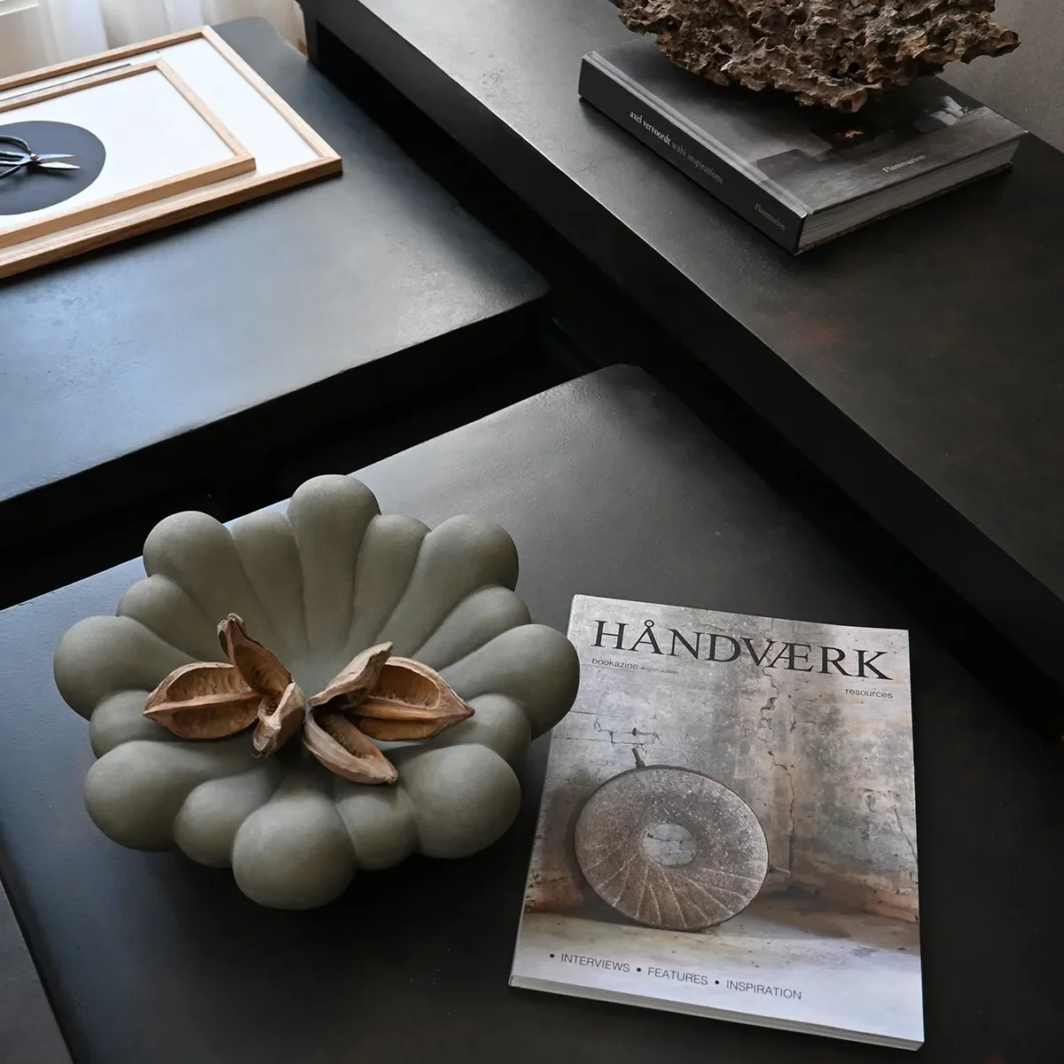 Håndlaget Dekorasjonsskål Bloom Dark Grey Ø 28,5 cm
