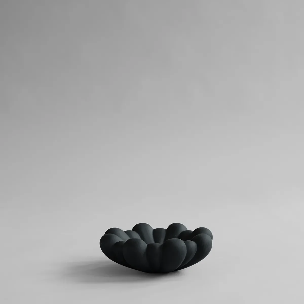 Håndlaget Dekorasjonsskål Bloom Black Ø 28,5 cm