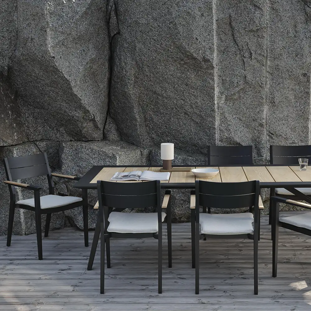 Brafab Chios karmstol svart med pute 