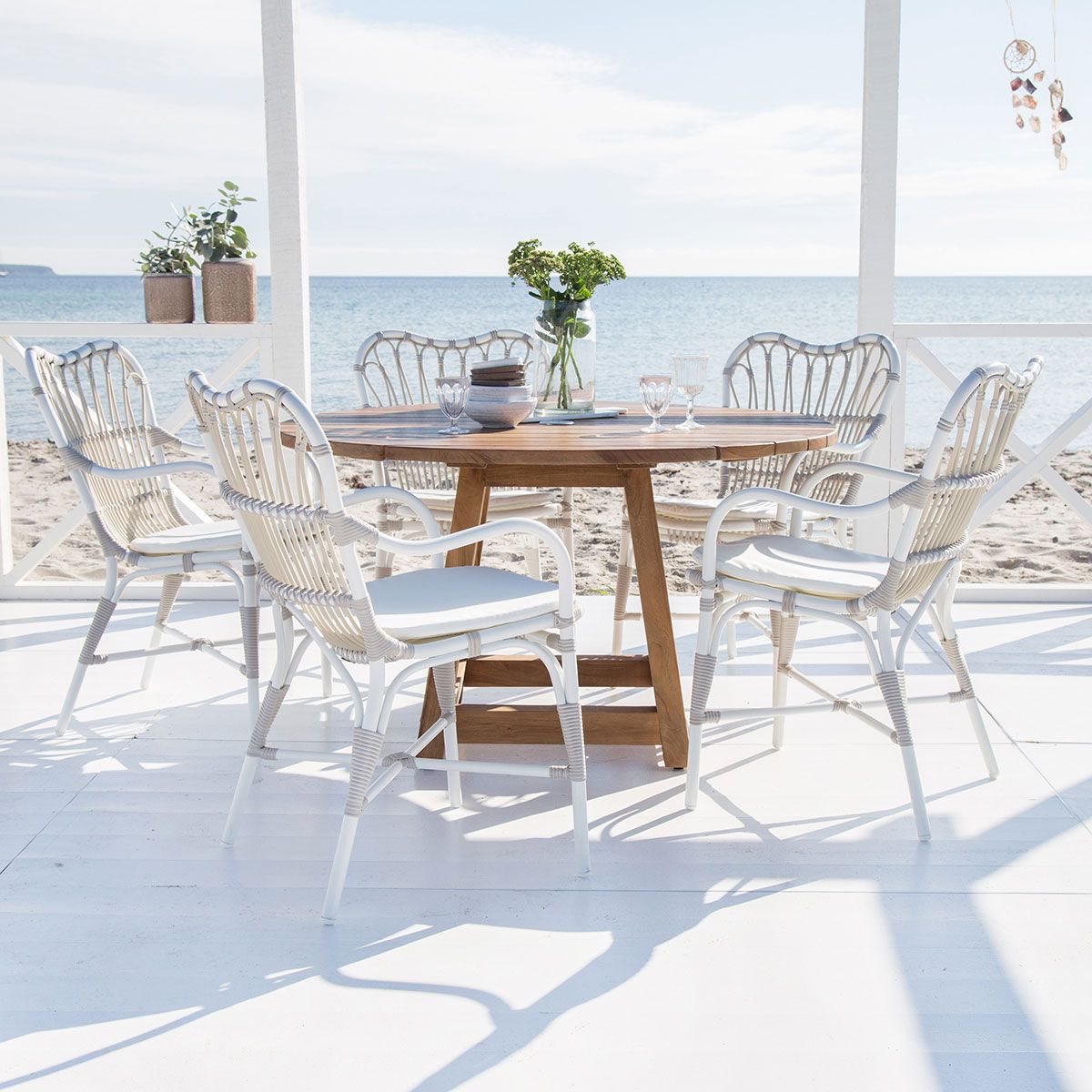 Margret armlenestol i hvit / beige kunstrotting